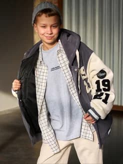 Флисовый бомбер подростковый серый с нашивками